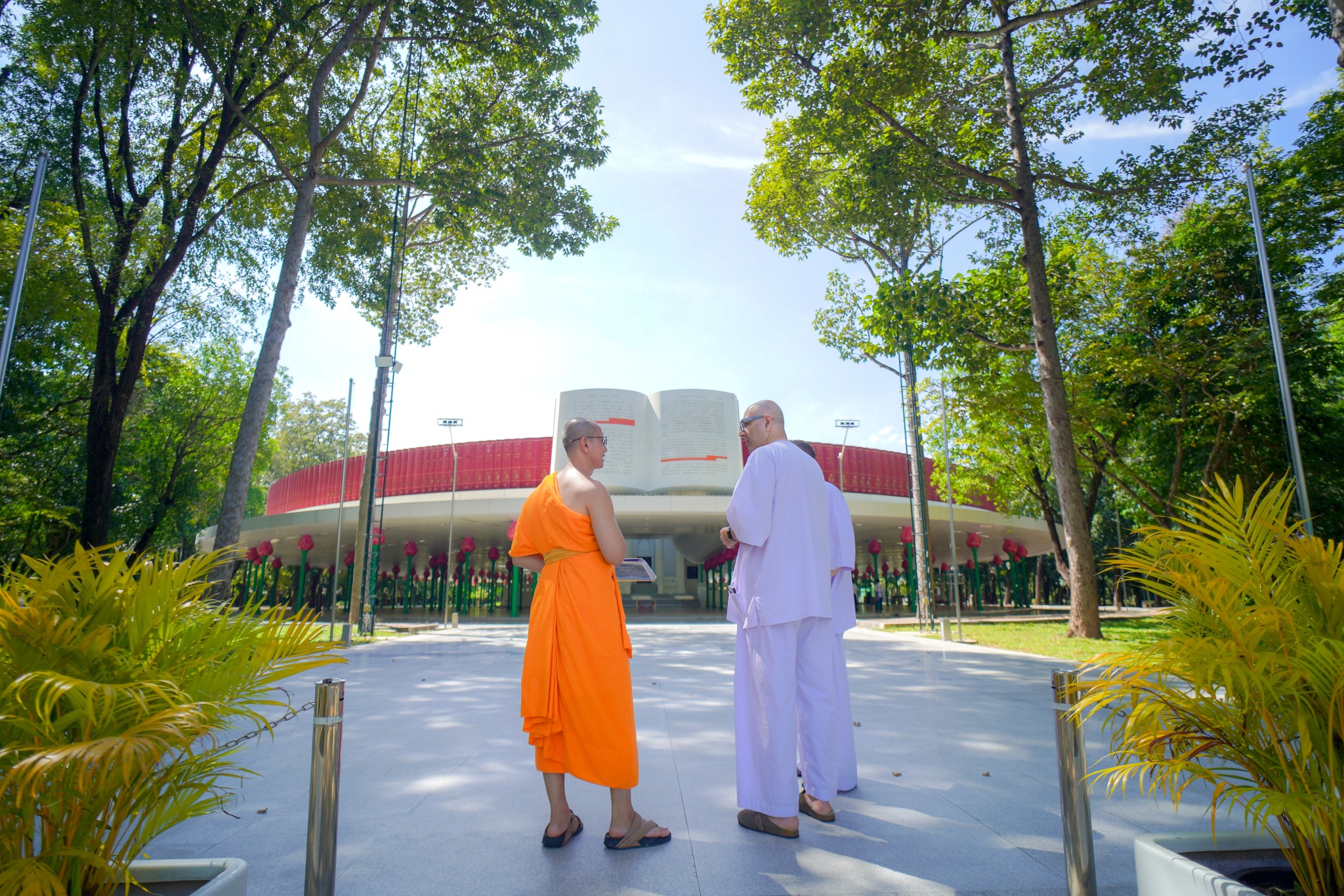 ชาวอังกฤษ มาเยี่ยมชมวัดพระธรรมกาย