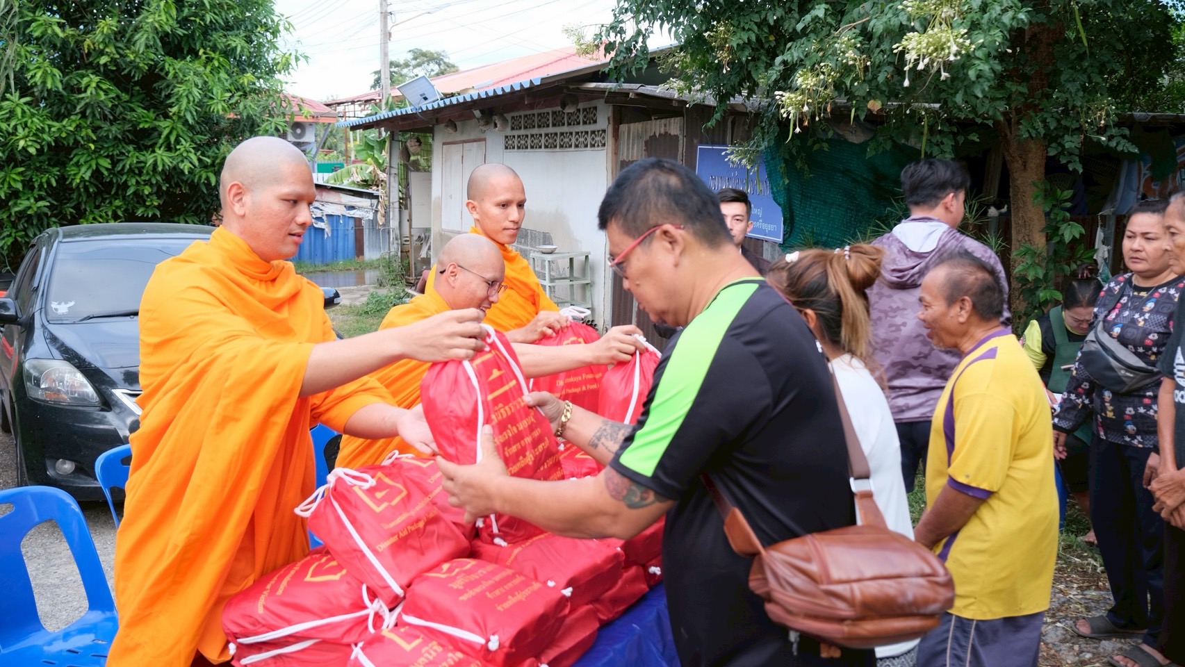 วัดพระธรรมกาย และมูลนิธิธรรมกาย มอบถุงยังชีพแก่ผู้ประสบภัยน้ำท่วม จังหวัดพระนครศรีอยุธยา