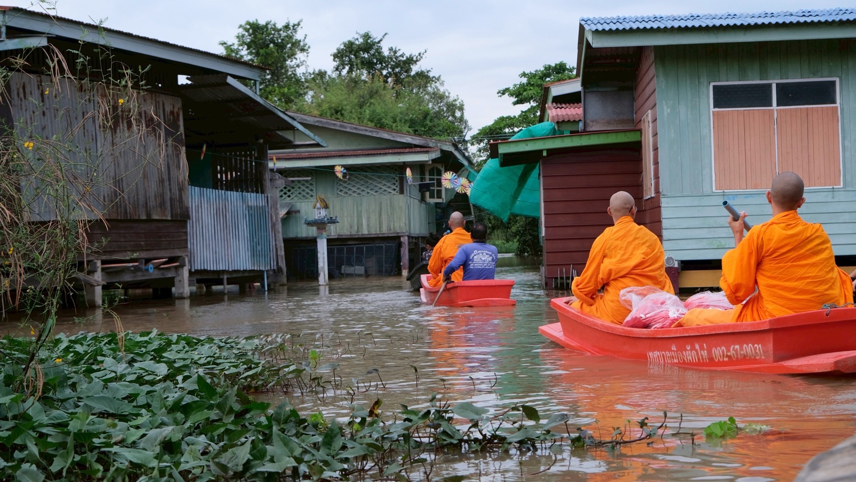 วัดพระธรรมกาย และมูลนิธิธรรมกาย มอบถุงยังชีพแก่ผู้ประสบภัยน้ำท่วม จังหวัดพระนครศรีอยุธยา