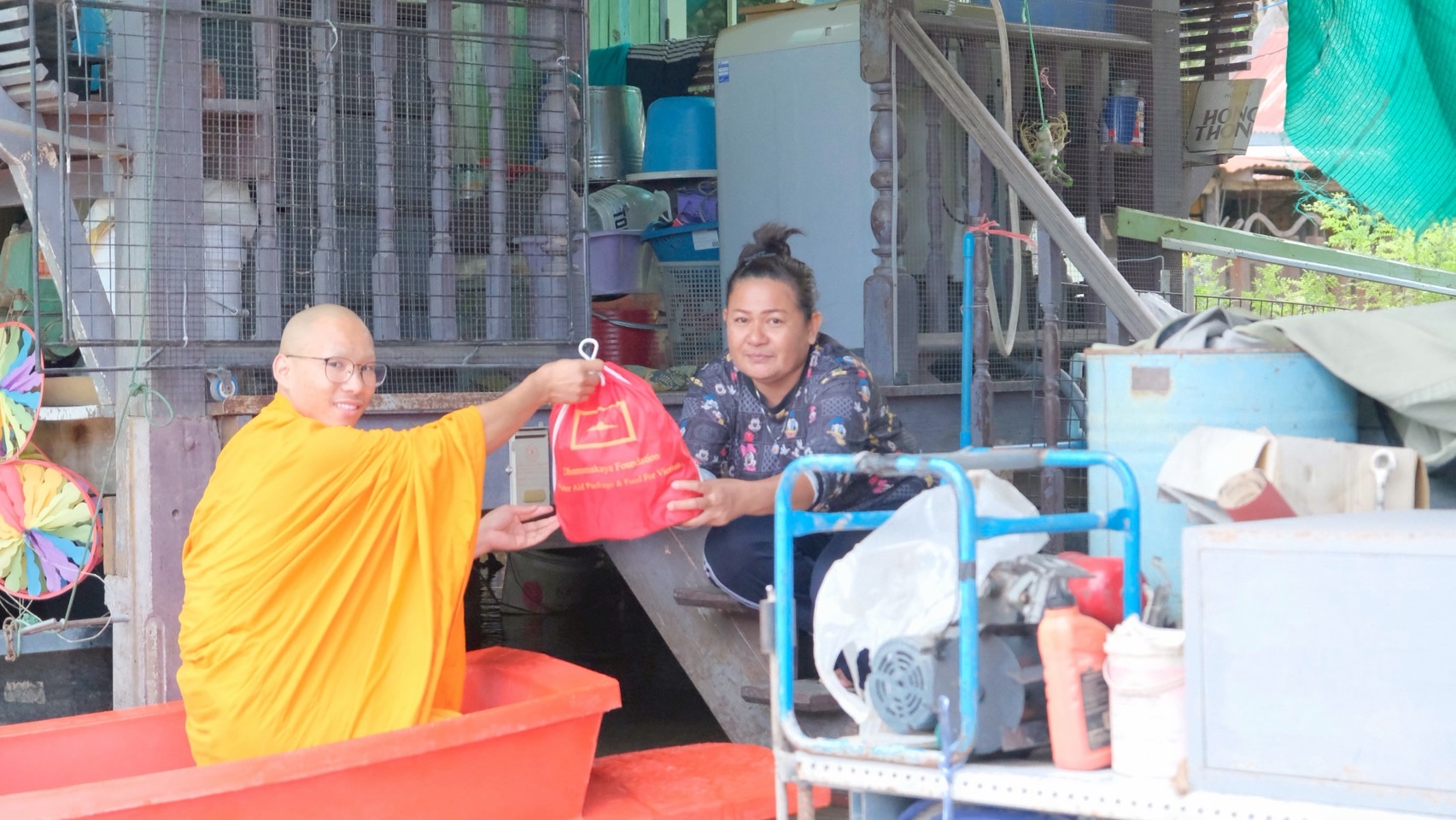 วัดพระธรรมกาย และมูลนิธิธรรมกาย มอบถุงยังชีพแก่ผู้ประสบภัยน้ำท่วม จังหวัดพระนครศรีอยุธยา