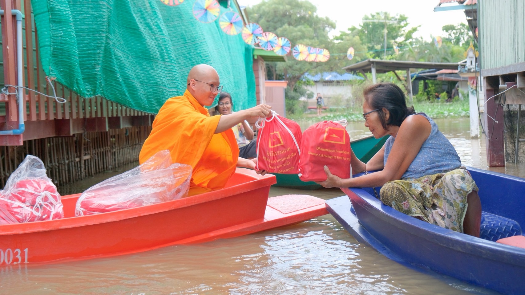 วัดพระธรรมกาย และมูลนิธิธรรมกาย มอบถุงยังชีพแก่ผู้ประสบภัยน้ำท่วม จังหวัดพระนครศรีอยุธยา