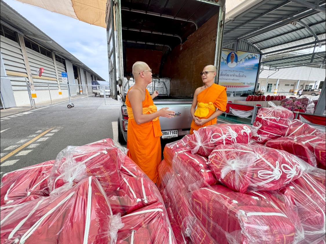 วัดพระธรรมกาย และมูลนิธิธรรมกาย มอบถุงยังชีพช่วยผู้ประสบภัยน้ำท่วม จ.ชัยนาท