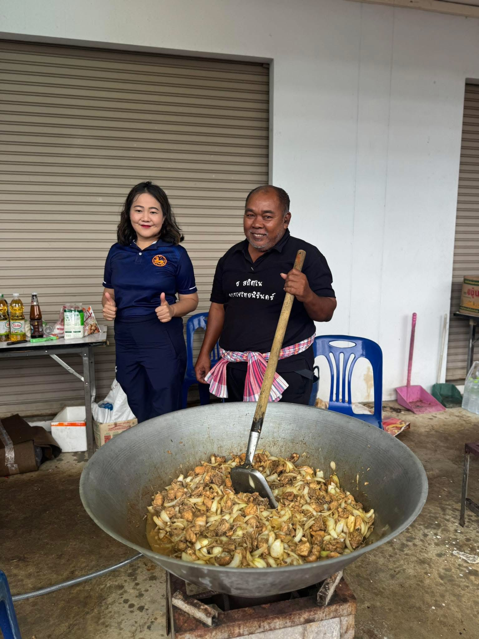  เจ้าหน้าที่ศูนย์ปฏิบัติธรรมภาคใต้ ได้ช่วยแพ็คข้าวกล่องช่วยเหลือผู้ประสบภัยน้ำท่วม