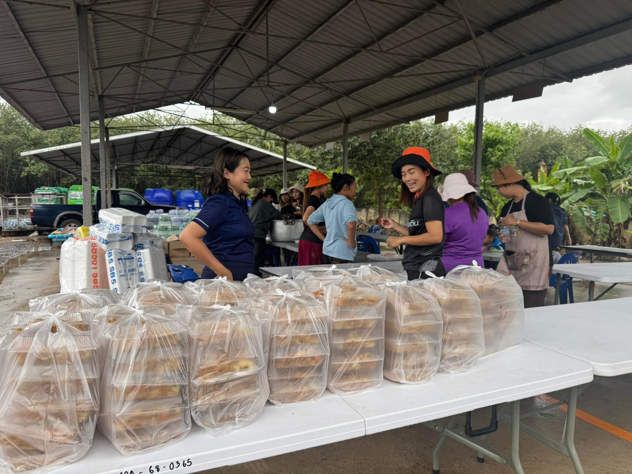  เจ้าหน้าที่ศูนย์ปฏิบัติธรรมภาคใต้ ได้ช่วยแพ็คข้าวกล่องช่วยเหลือผู้ประสบภัยน้ำท่วม