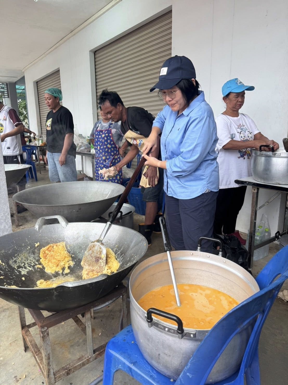  เจ้าหน้าที่ศูนย์ปฏิบัติธรรมภาคใต้ ได้ช่วยแพ็คข้าวกล่องช่วยเหลือผู้ประสบภัยน้ำท่วม