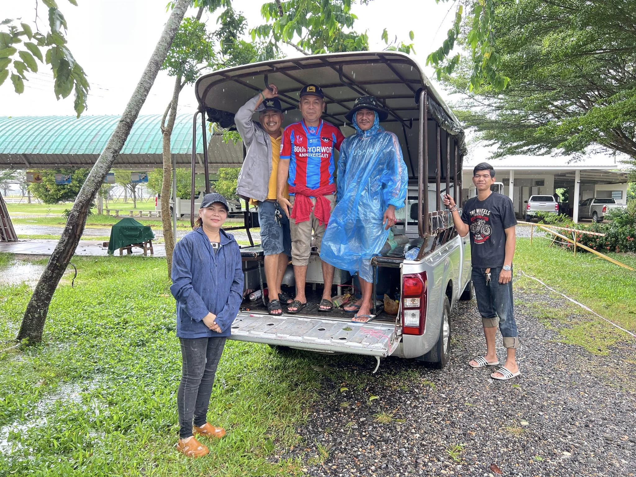  เจ้าหน้าที่ศูนย์ปฏิบัติธรรมภาคใต้ ได้ช่วยแพ็คข้าวกล่องช่วยเหลือผู้ประสบภัยน้ำท่วม