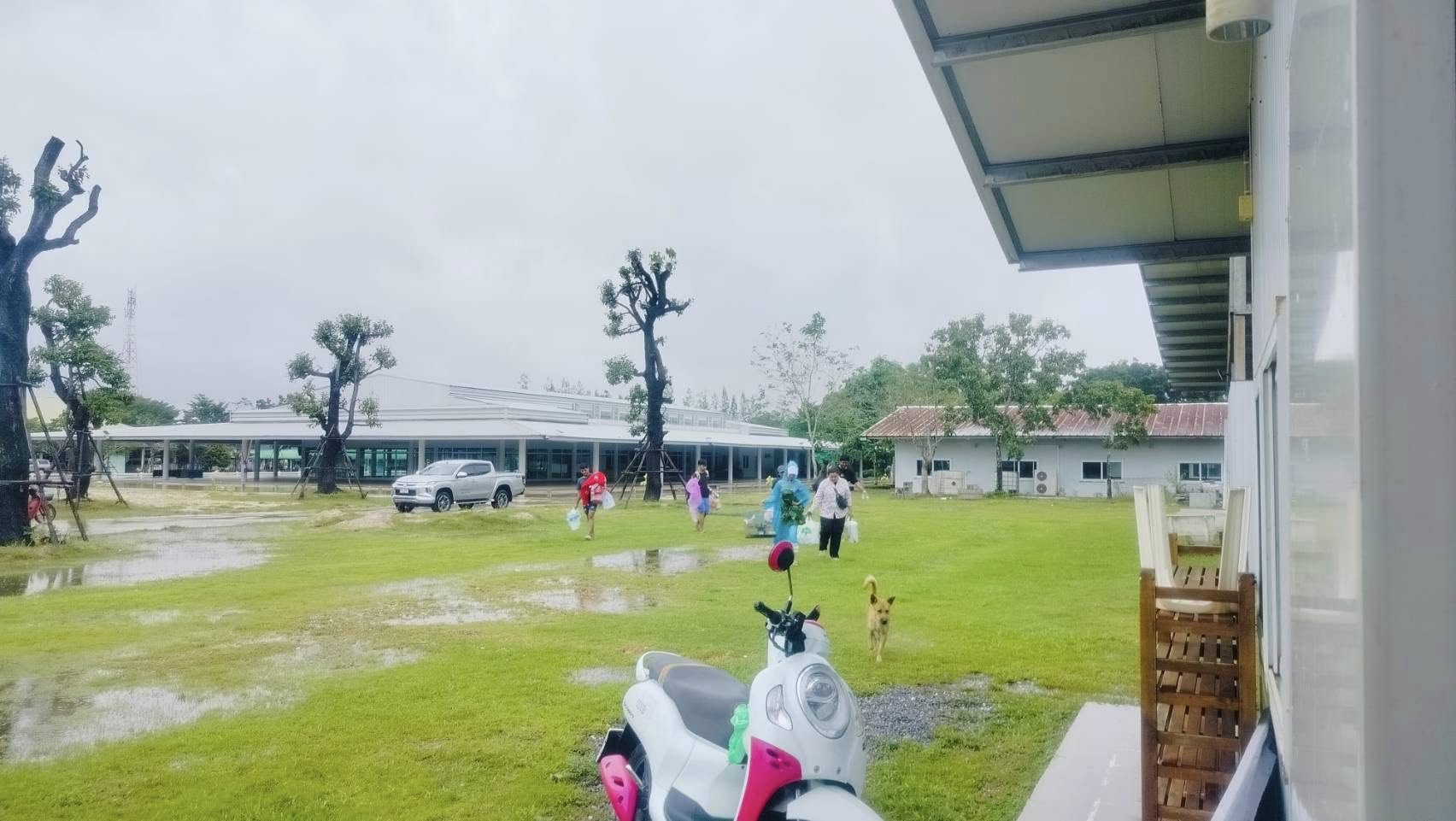  เจ้าหน้าที่ศูนย์ปฏิบัติธรรมภาคใต้ ได้ช่วยแพ็คข้าวกล่องช่วยเหลือผู้ประสบภัยน้ำท่วม