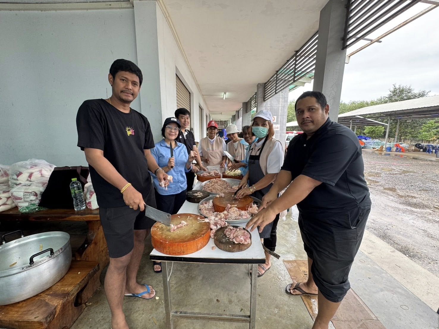  เจ้าหน้าที่ศูนย์ปฏิบัติธรรมภาคใต้ ได้ช่วยแพ็คข้าวกล่องช่วยเหลือผู้ประสบภัยน้ำท่วม