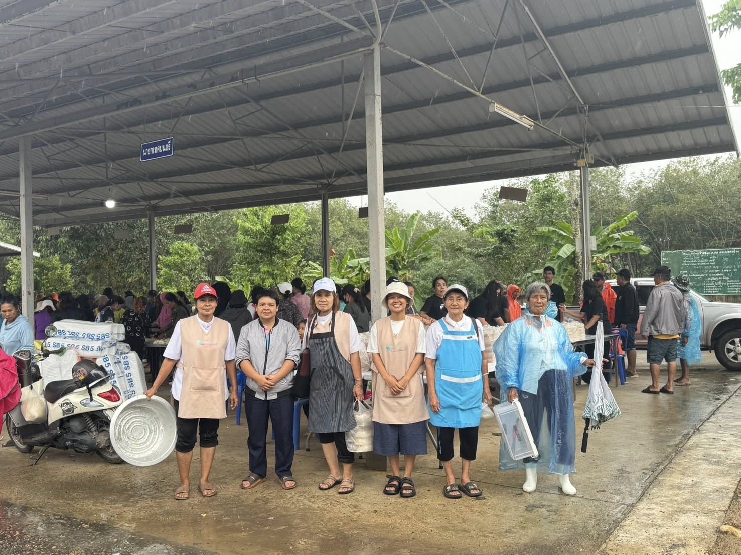  เจ้าหน้าที่ศูนย์ปฏิบัติธรรมภาคใต้ ได้ช่วยแพ็คข้าวกล่องช่วยเหลือผู้ประสบภัยน้ำท่วม