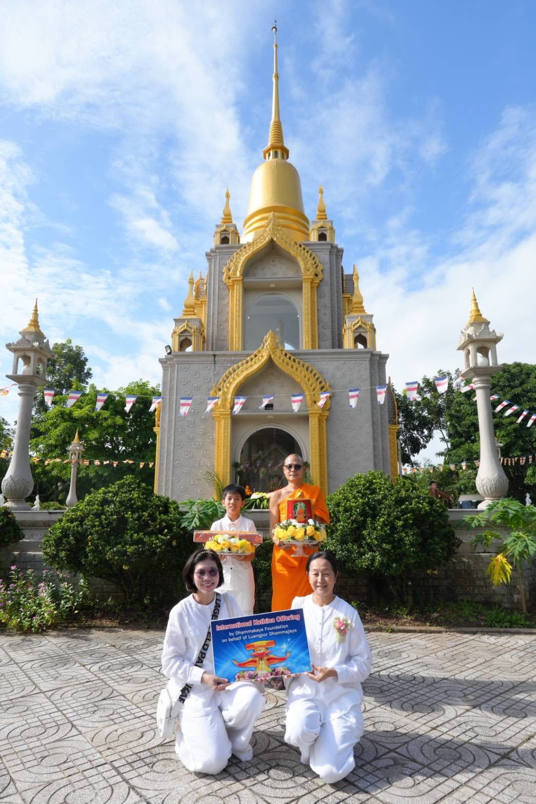 ผู้แทนวัดพระธรรมกาย ถวายปัจจัยสมทบกฐินแด่เจ้าอาวาสวัดเทียนเวียน เทียนมินห์