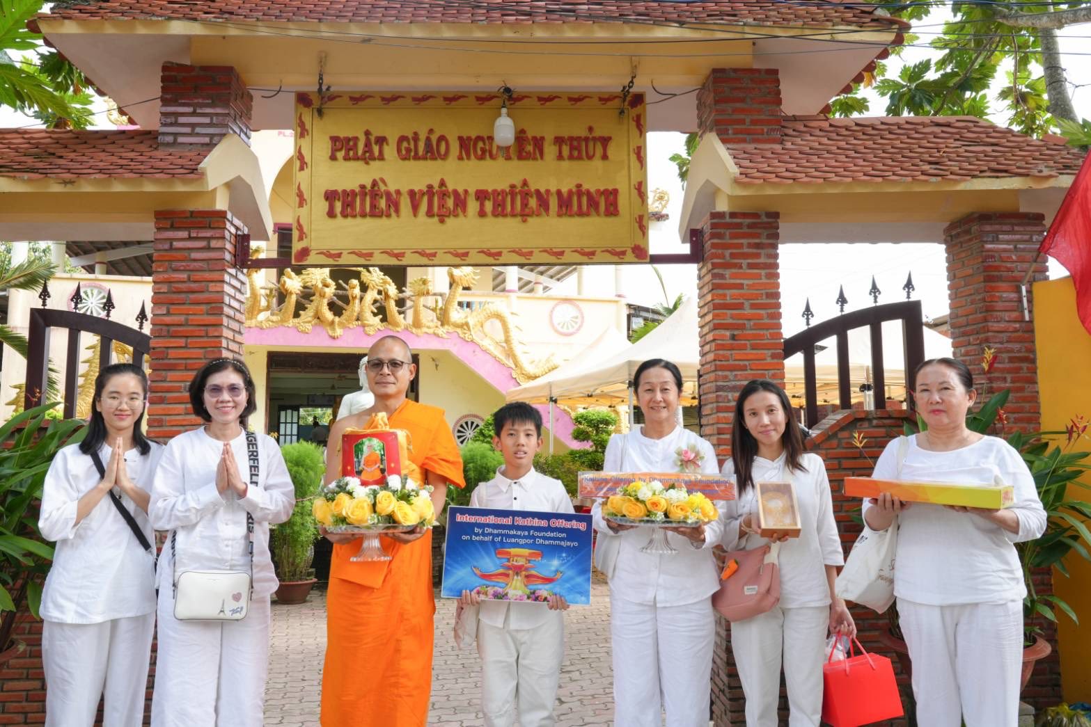 ผู้แทนวัดพระธรรมกาย ถวายปัจจัยสมทบกฐินแด่เจ้าอาวาสวัดเทียนเวียน เทียนมินห์