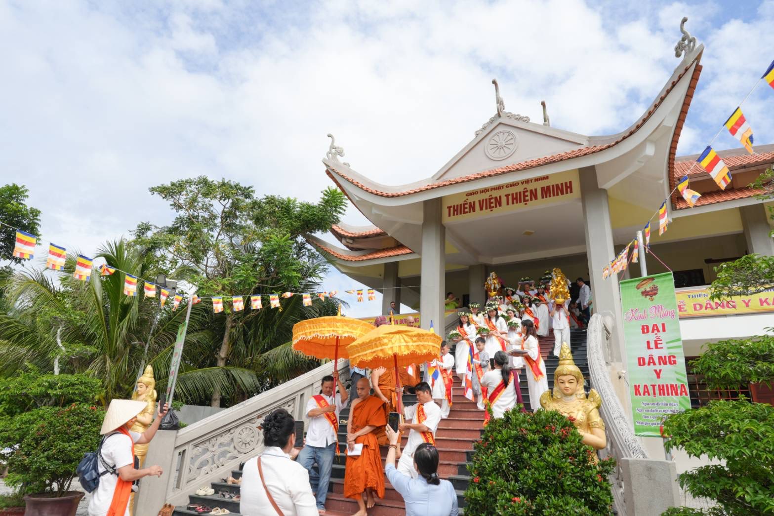 ผู้แทนวัดพระธรรมกาย ถวายปัจจัยสมทบกฐินแด่เจ้าอาวาสวัดเทียนเวียน เทียนมินห์