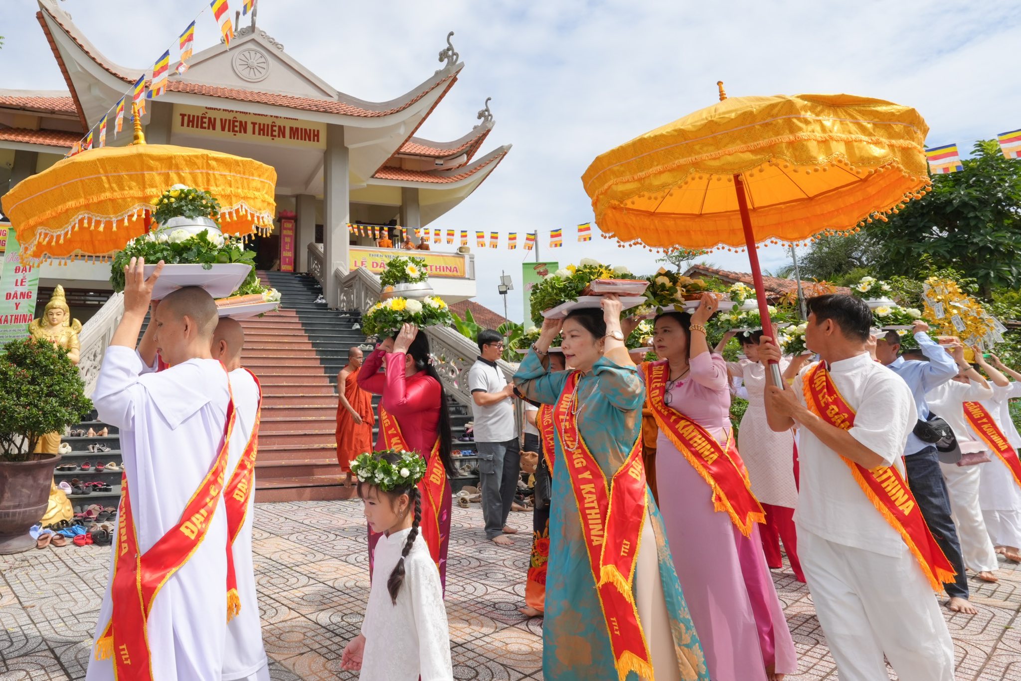 ผู้แทนวัดพระธรรมกาย ถวายปัจจัยสมทบกฐินแด่เจ้าอาวาสวัดเทียนเวียน เทียนมินห์
