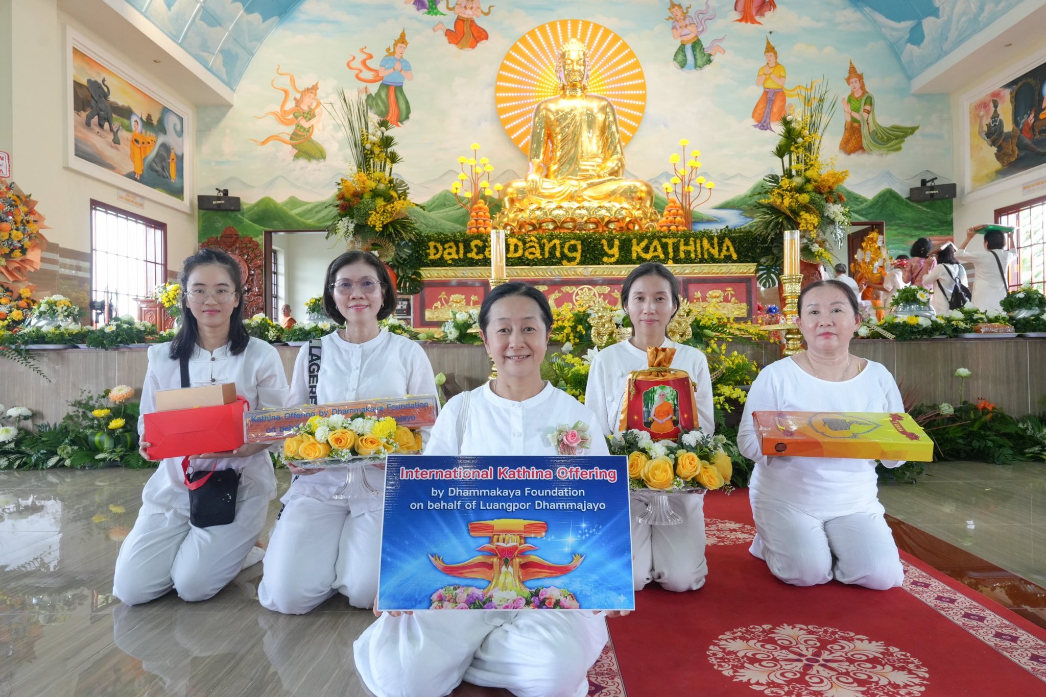 ผู้แทนวัดพระธรรมกาย ถวายปัจจัยสมทบกฐินแด่เจ้าอาวาสวัดเทียนเวียน เทียนมินห์