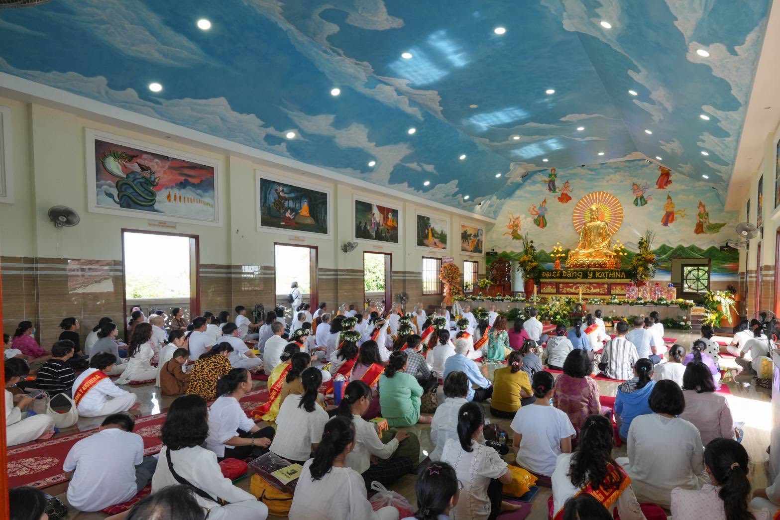 ผู้แทนวัดพระธรรมกาย ถวายปัจจัยสมทบกฐินแด่เจ้าอาวาสวัดเทียนเวียน เทียนมินห์