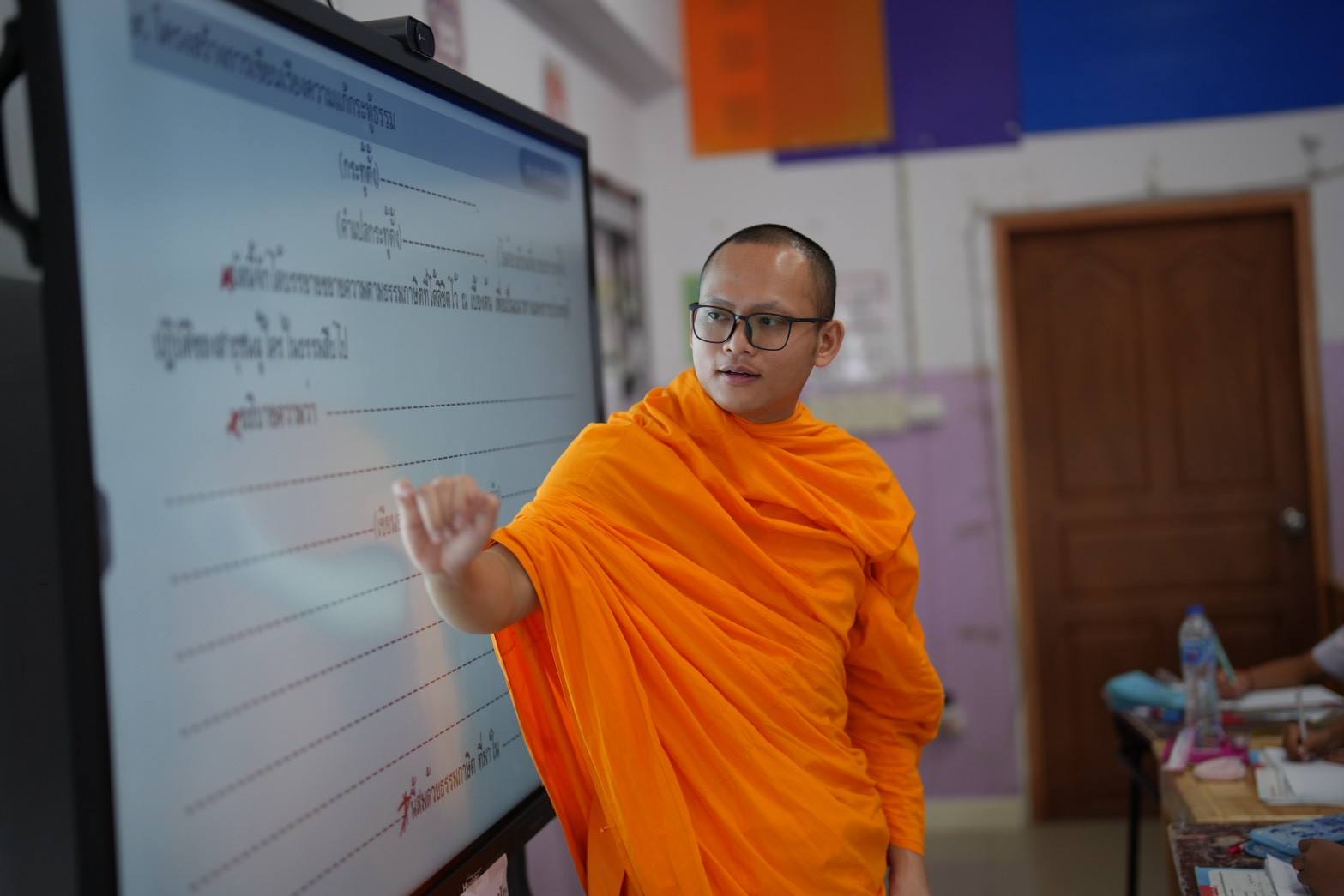 พระอาจารย์จากกองธรรม สำนักพระปริยัติธรรมวัดพระธรรมกาย สอนศีลธรรม ให้แก่นักเรียนโรงเรียนเทศบาลท่าโขลง