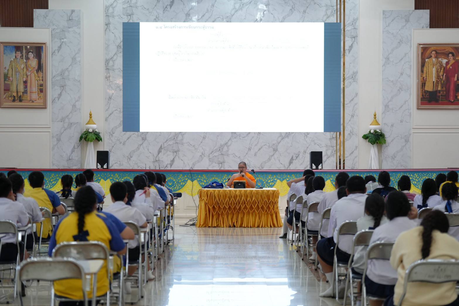 พระอาจารย์จากกองธรรม สำนักพระปริยัติธรรมวัดพระธรรมกาย สอนศีลธรรม ให้แก่นักเรียนโรงเรียนเทศบาลท่าโขลง