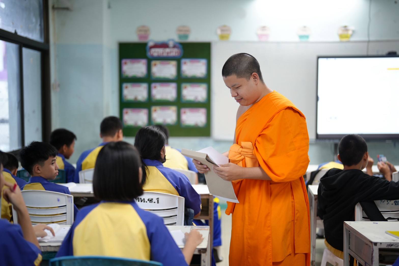 พระอาจารย์จากกองธรรม สำนักพระปริยัติธรรมวัดพระธรรมกาย สอนศีลธรรม ให้แก่นักเรียนโรงเรียนเทศบาลท่าโขลง