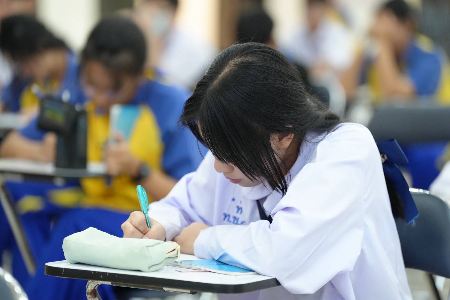 พระอาจารย์จากกองธรรม สำนักพระปริยัติธรรมวัดพระธรรมกาย สอนศีลธรรม ให้แก่นักเรียนโรงเรียนเทศบาลท่าโขลง