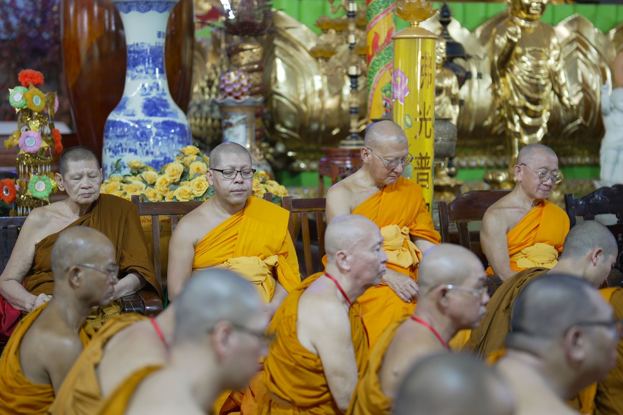ประธานมูลนิธิธรรมกาย ถวายปัจจัยสมทบกฐินแด่วัดเทียนเวียนเฟื้อกเซิน