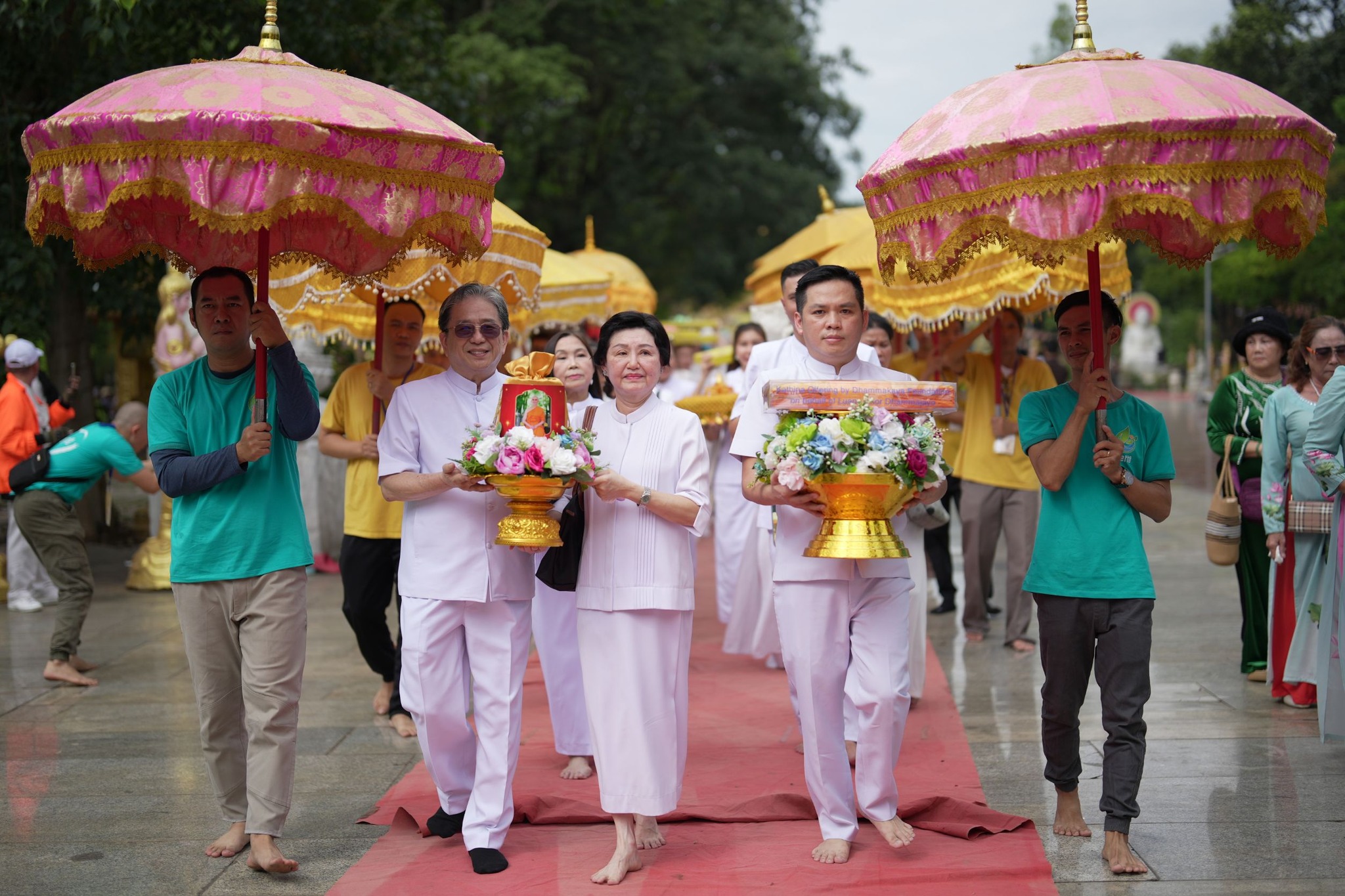 ประธานมูลนิธิธรรมกาย ถวายปัจจัยสมทบกฐินแด่วัดเทียนเวียนเฟื้อกเซิน