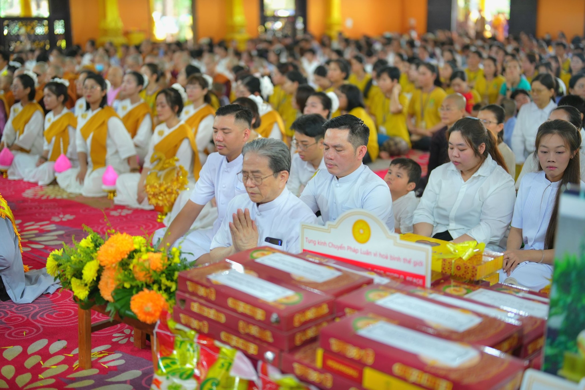 ประธานมูลนิธิธรรมกาย ถวายปัจจัยสมทบกฐินแด่วัดเทียนเวียนเฟื้อกเซิน