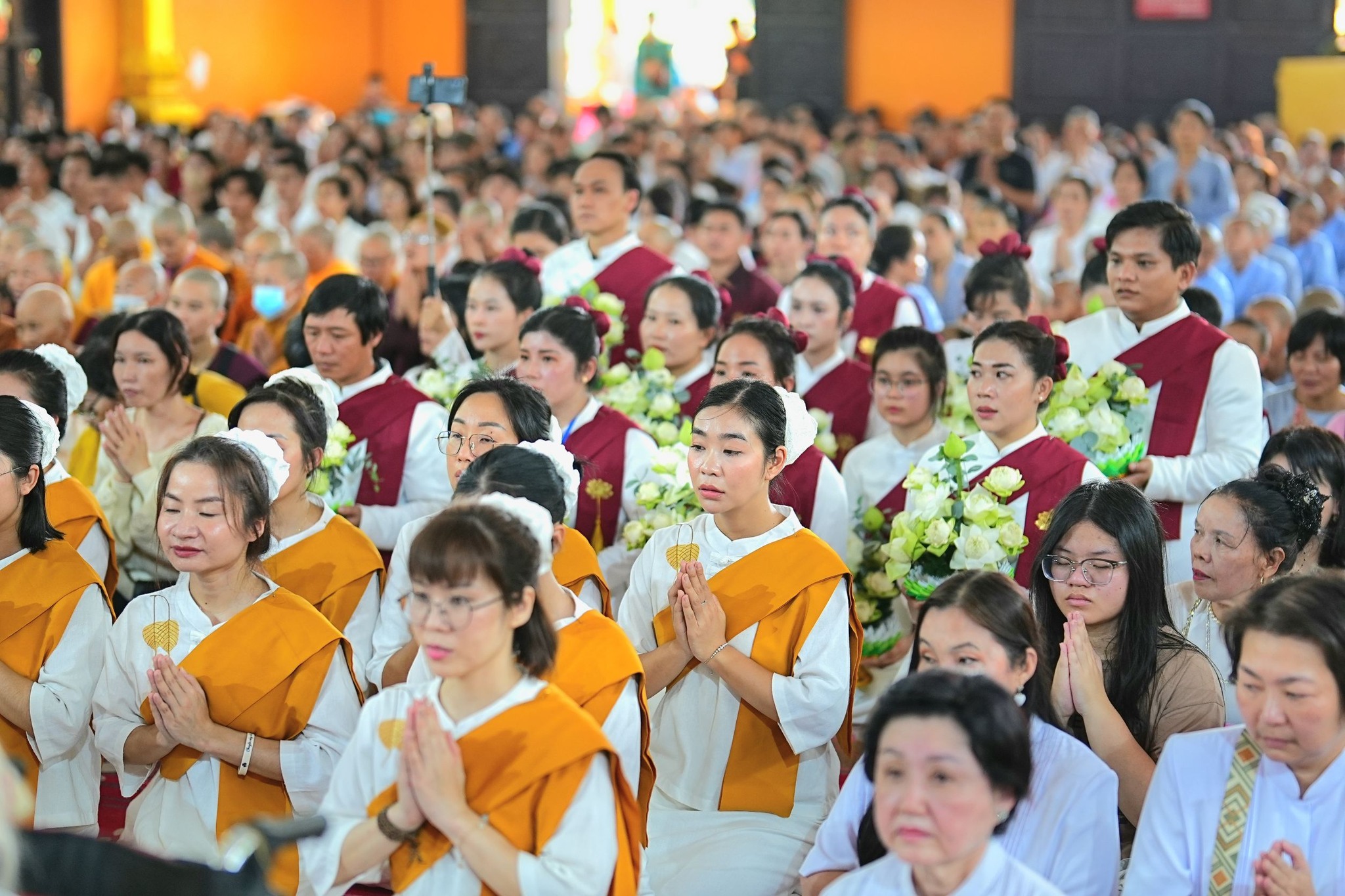 ประธานมูลนิธิธรรมกาย ถวายปัจจัยสมทบกฐินแด่วัดเทียนเวียนเฟื้อกเซิน