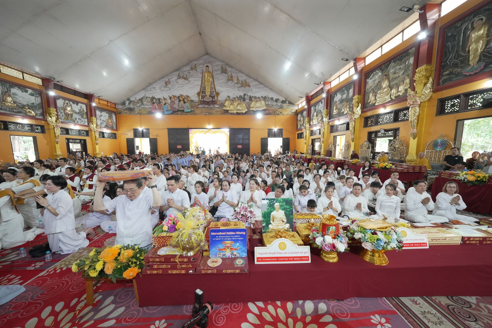 ประธานมูลนิธิธรรมกาย ถวายปัจจัยสมทบกฐินแด่วัดเทียนเวียนเฟื้อกเซิน