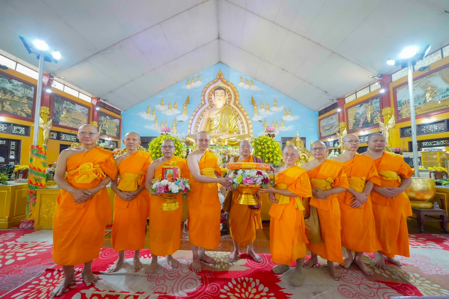 ประธานมูลนิธิธรรมกาย ถวายปัจจัยสมทบกฐินแด่วัดเทียนเวียนเฟื้อกเซิน
