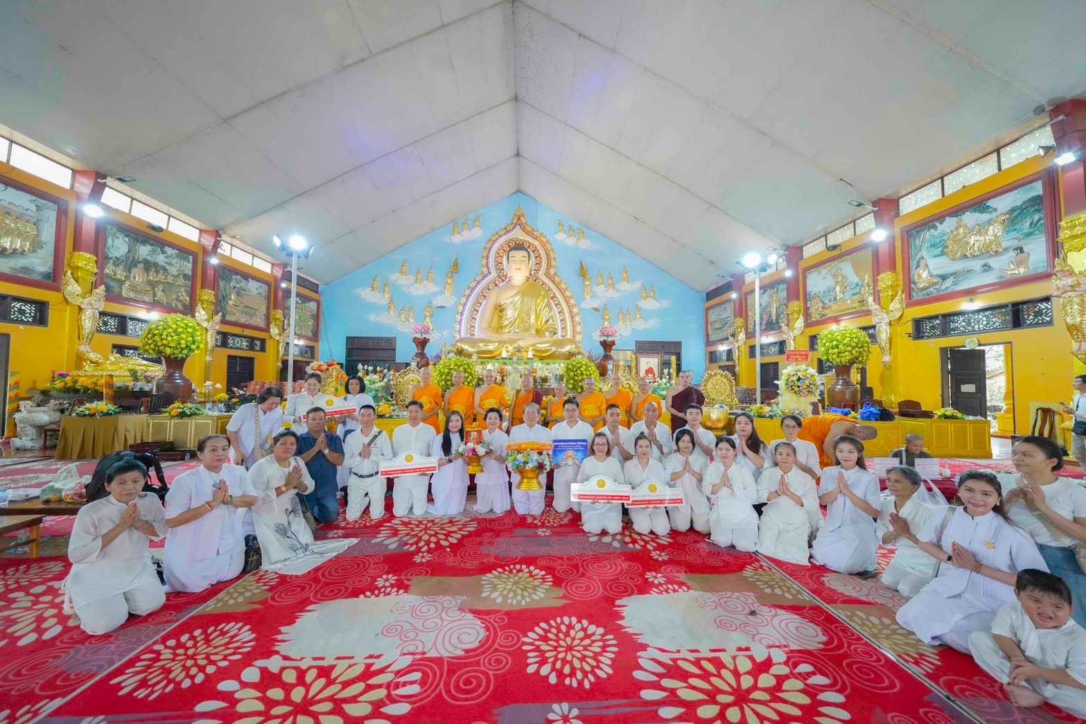 ประธานมูลนิธิธรรมกาย ถวายปัจจัยสมทบกฐินแด่วัดเทียนเวียนเฟื้อกเซิน