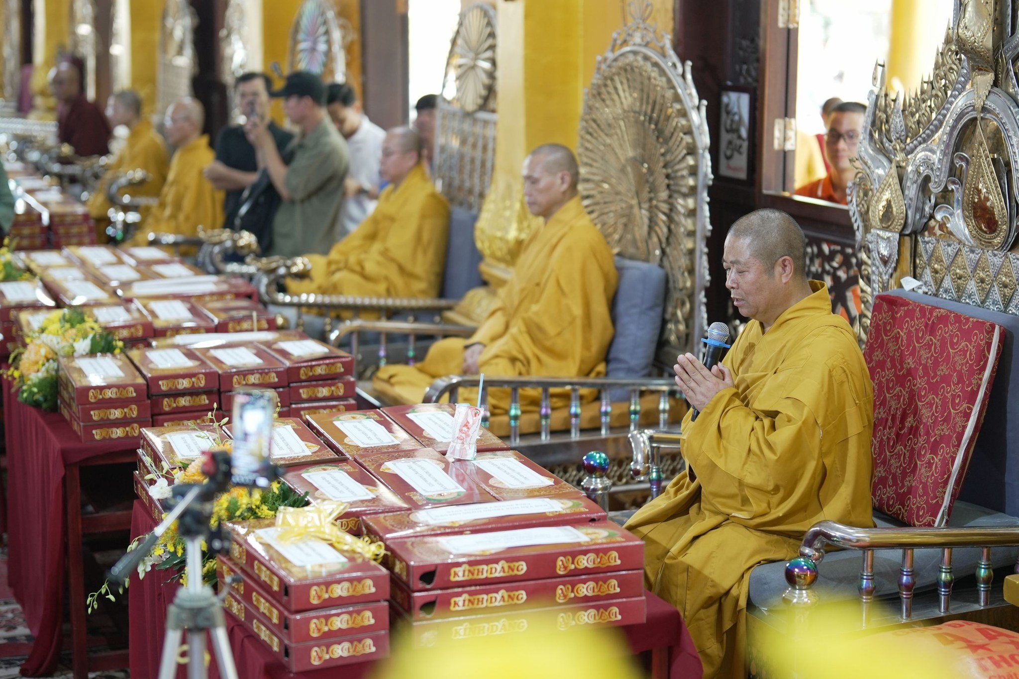 ประธานมูลนิธิธรรมกาย ถวายปัจจัยสมทบกฐินแด่วัดเทียนเวียนเฟื้อกเซิน