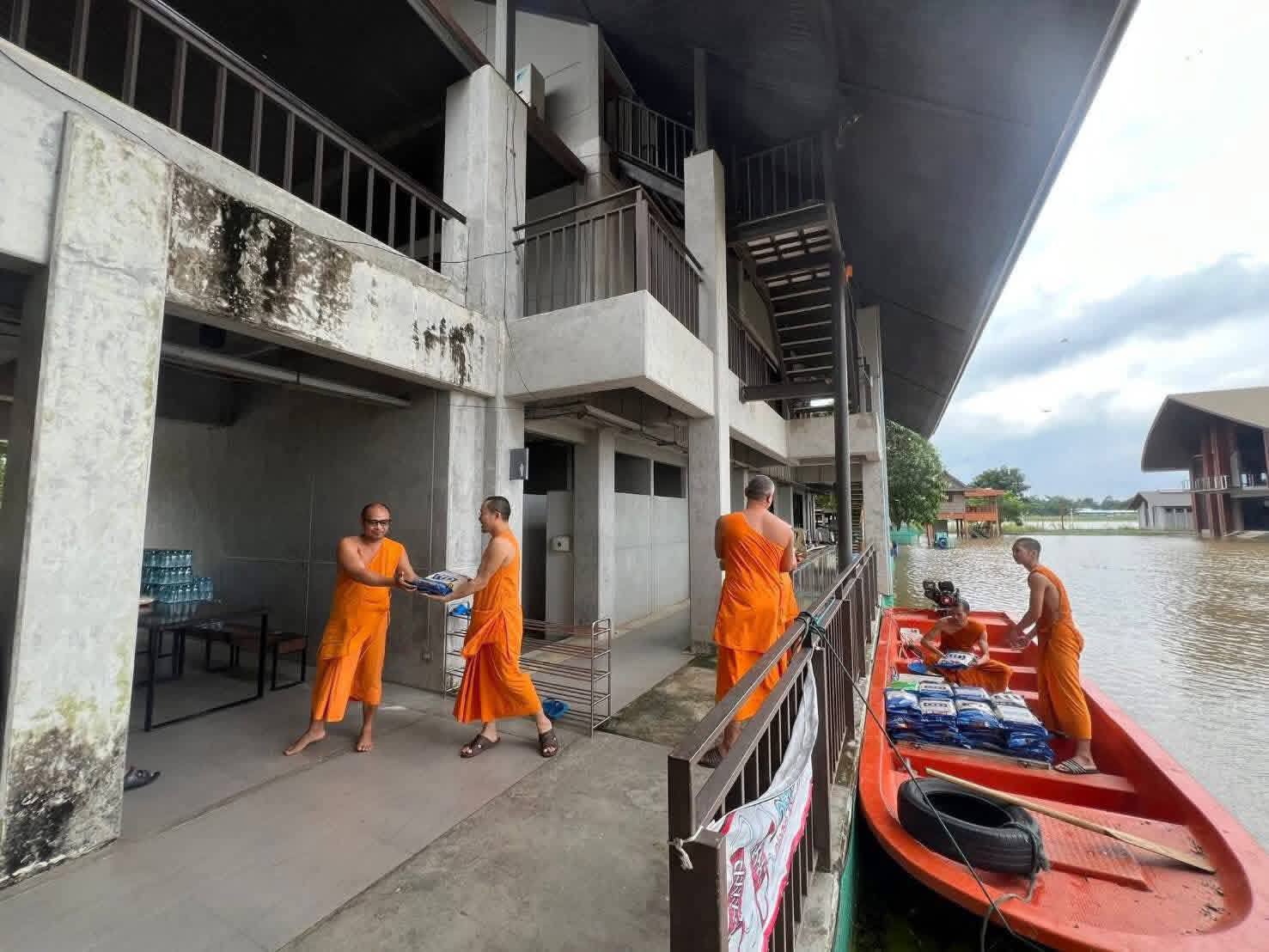 วัดพระธรรมกายส่งมอบถุงยังชีพ หนุนศูนย์อุทัยแสงช่วยผู้ประสบภัยน้ำท่วมที่อุทัยธานี