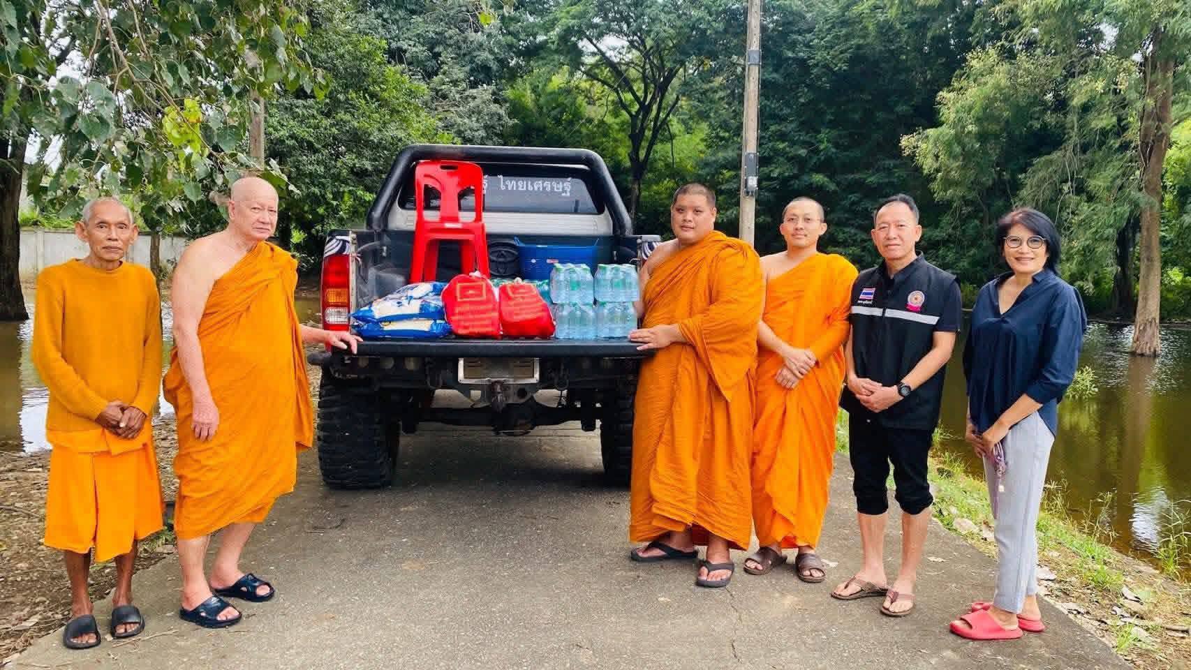 วัดพระธรรมกายส่งมอบถุงยังชีพ หนุนศูนย์อุทัยแสงช่วยผู้ประสบภัยน้ำท่วมที่อุทัยธานี