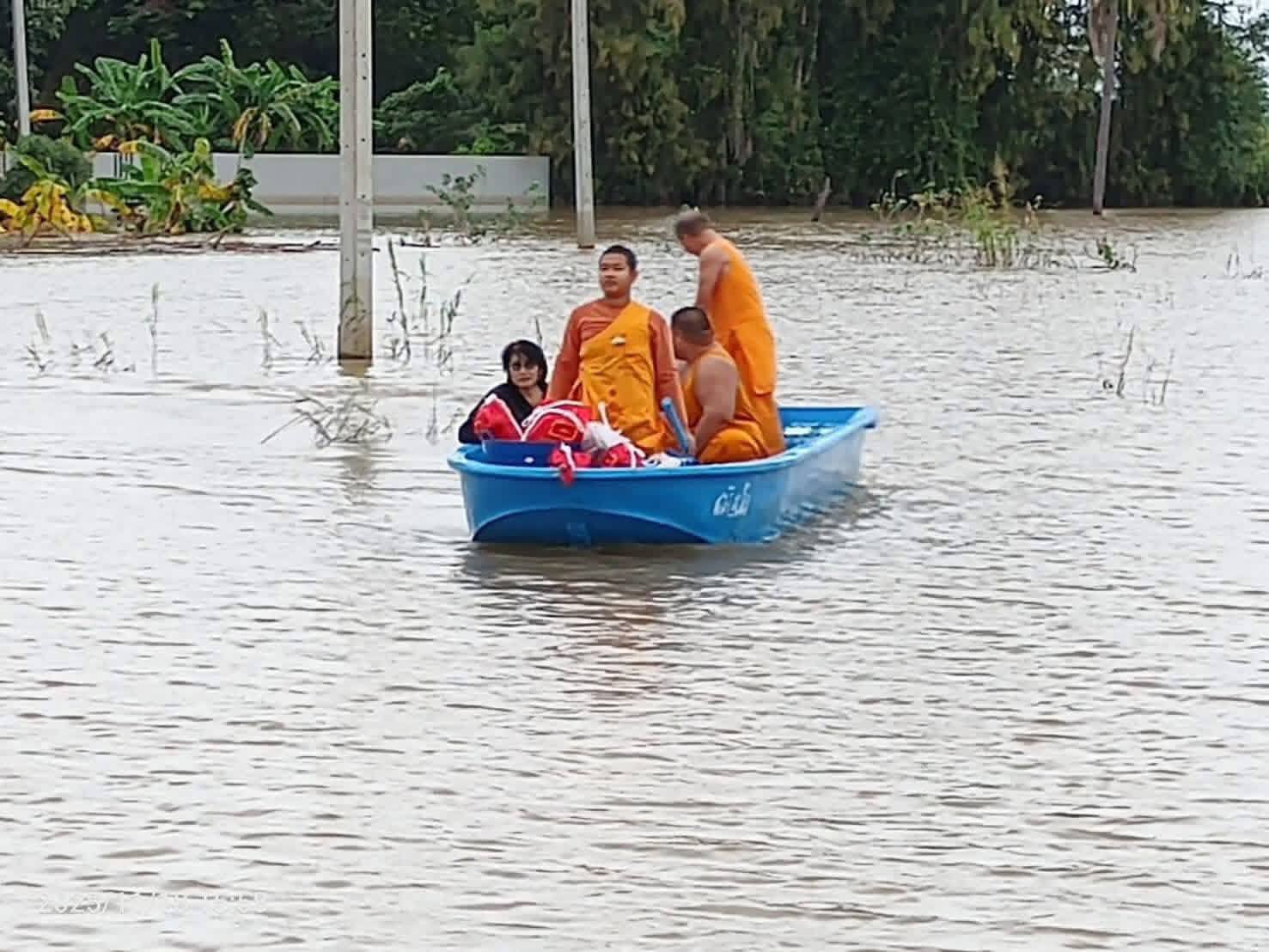 วัดพระธรรมกายส่งมอบถุงยังชีพ หนุนศูนย์อุทัยแสงช่วยผู้ประสบภัยน้ำท่วมที่อุทัยธานี