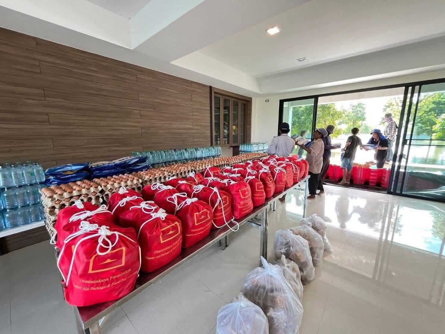 วัดพระธรรมกายส่งมอบถุงยังชีพ หนุนศูนย์อุทัยแสงช่วยผู้ประสบภัยน้ำท่วมที่อุทัยธานี