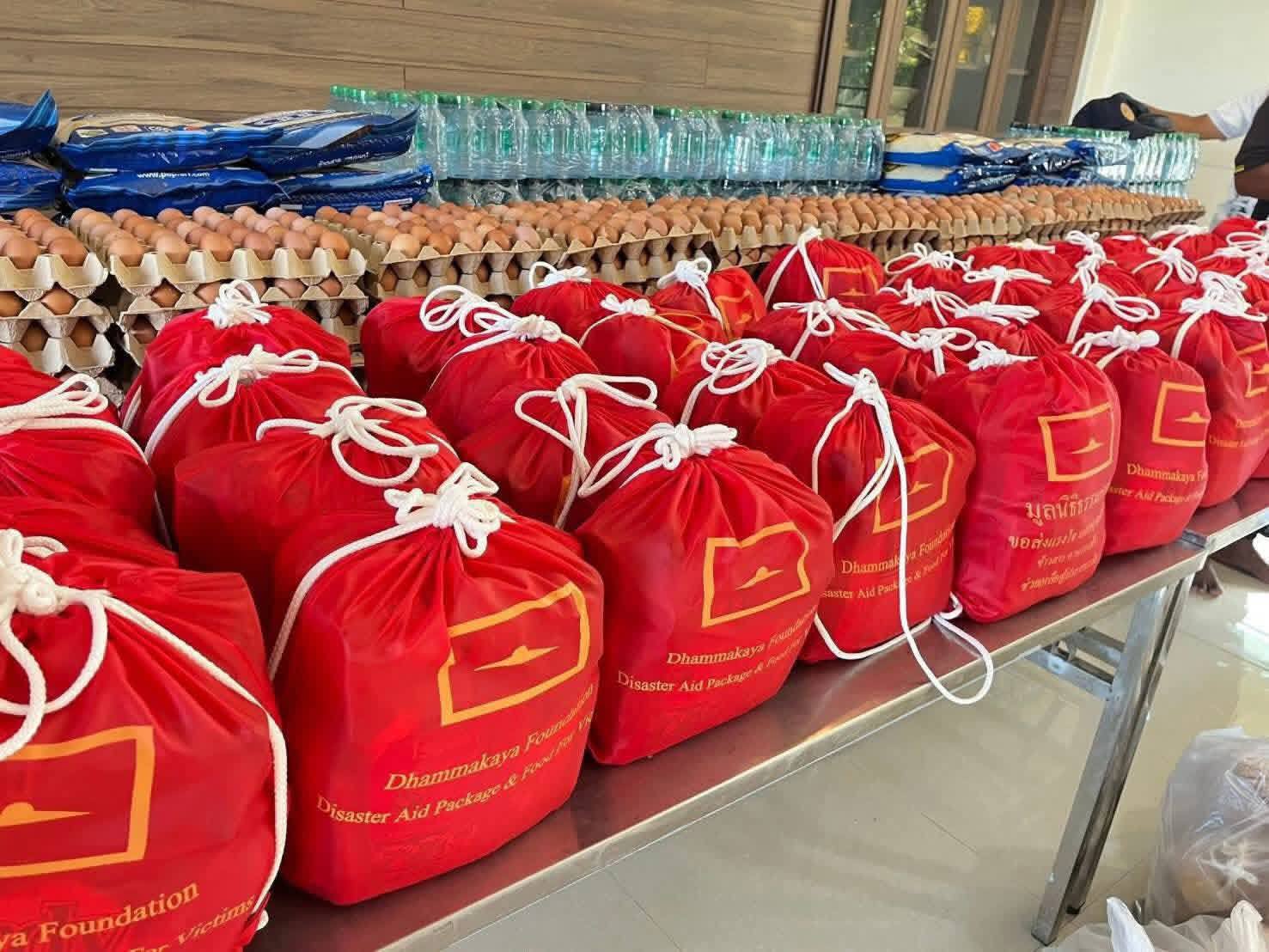 วัดพระธรรมกายส่งมอบถุงยังชีพ หนุนศูนย์อุทัยแสงช่วยผู้ประสบภัยน้ำท่วมที่อุทัยธานี