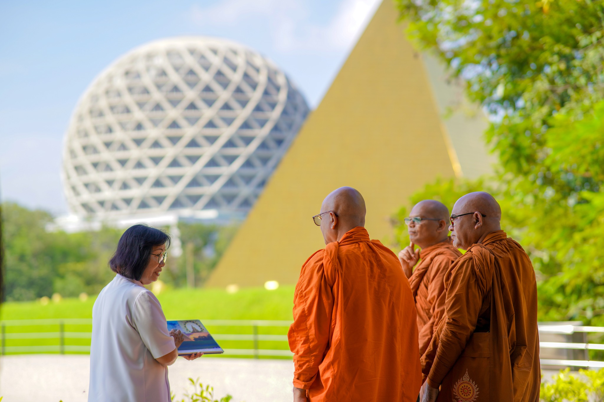 พระภิกษุชาวอินเดีย มาเยี่ยมชมวัดพระธรรมกาย