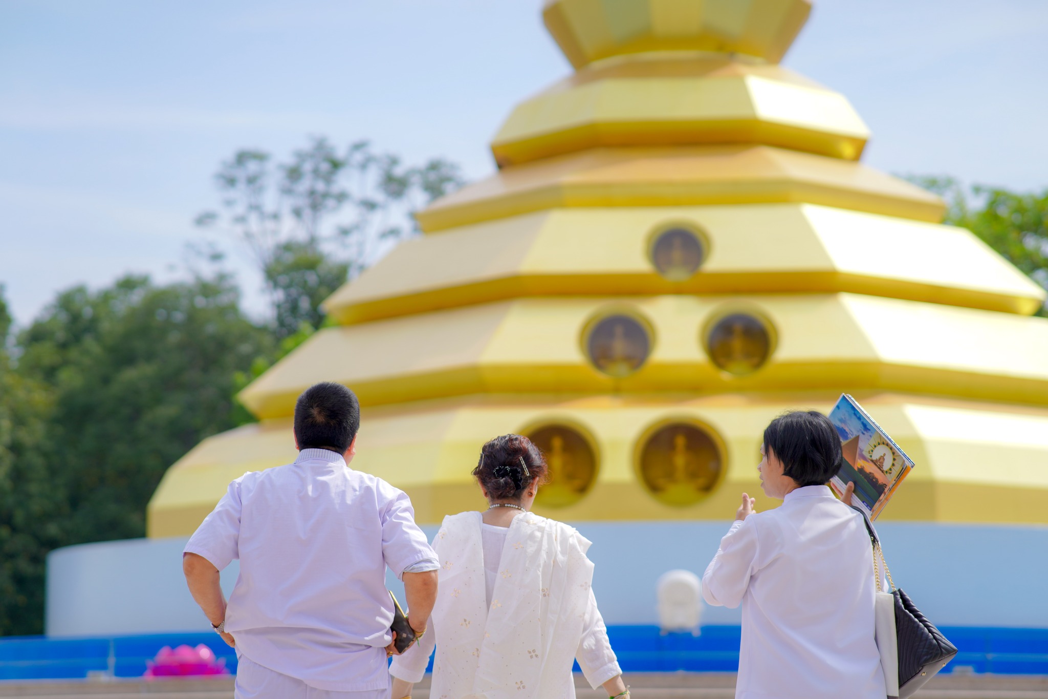 พระภิกษุและชาวบังคลาเทศ เดินทางมาเยี่ยมวัดพระธรรมกาย