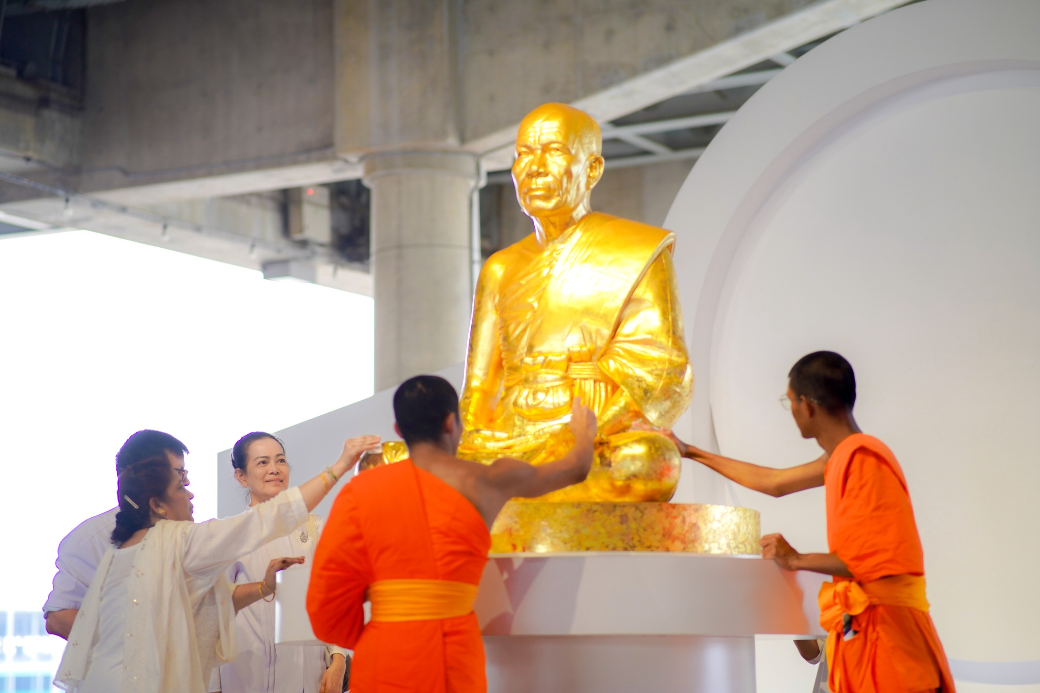 พระภิกษุและชาวบังคลาเทศ เดินทางมาเยี่ยมวัดพระธรรมกาย