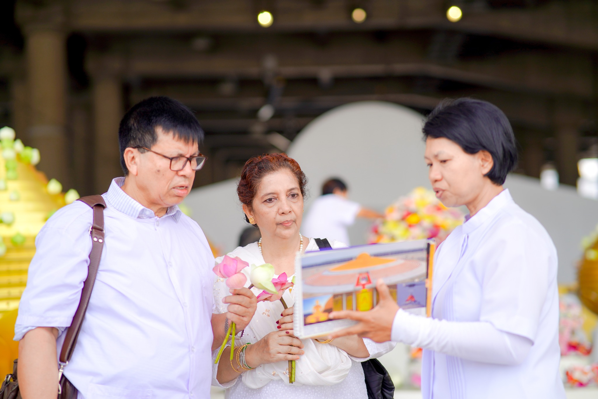 พระภิกษุและชาวบังคลาเทศ เดินทางมาเยี่ยมวัดพระธรรมกาย