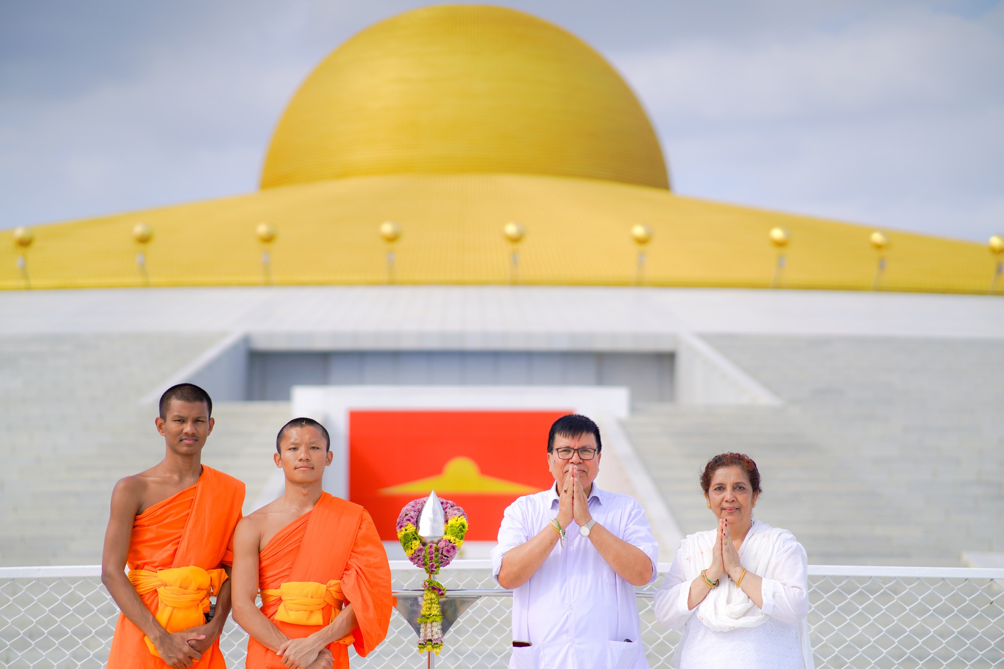 พระภิกษุและชาวบังคลาเทศ เดินทางมาเยี่ยมวัดพระธรรมกาย