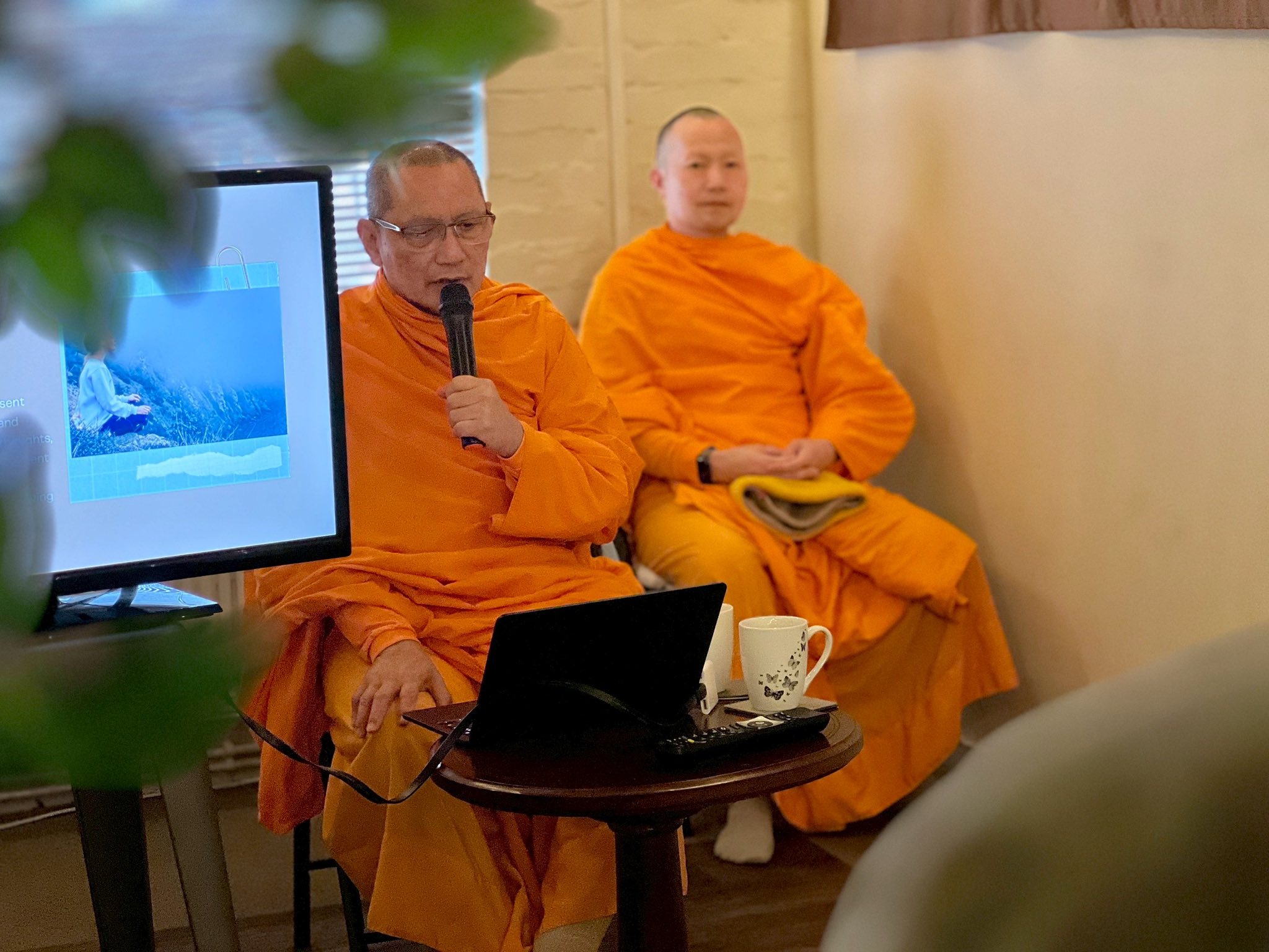 วัดพระธรรมกายลอนดอน จัดปฏิบัติธรรม ณ ร้าน Nina Massage