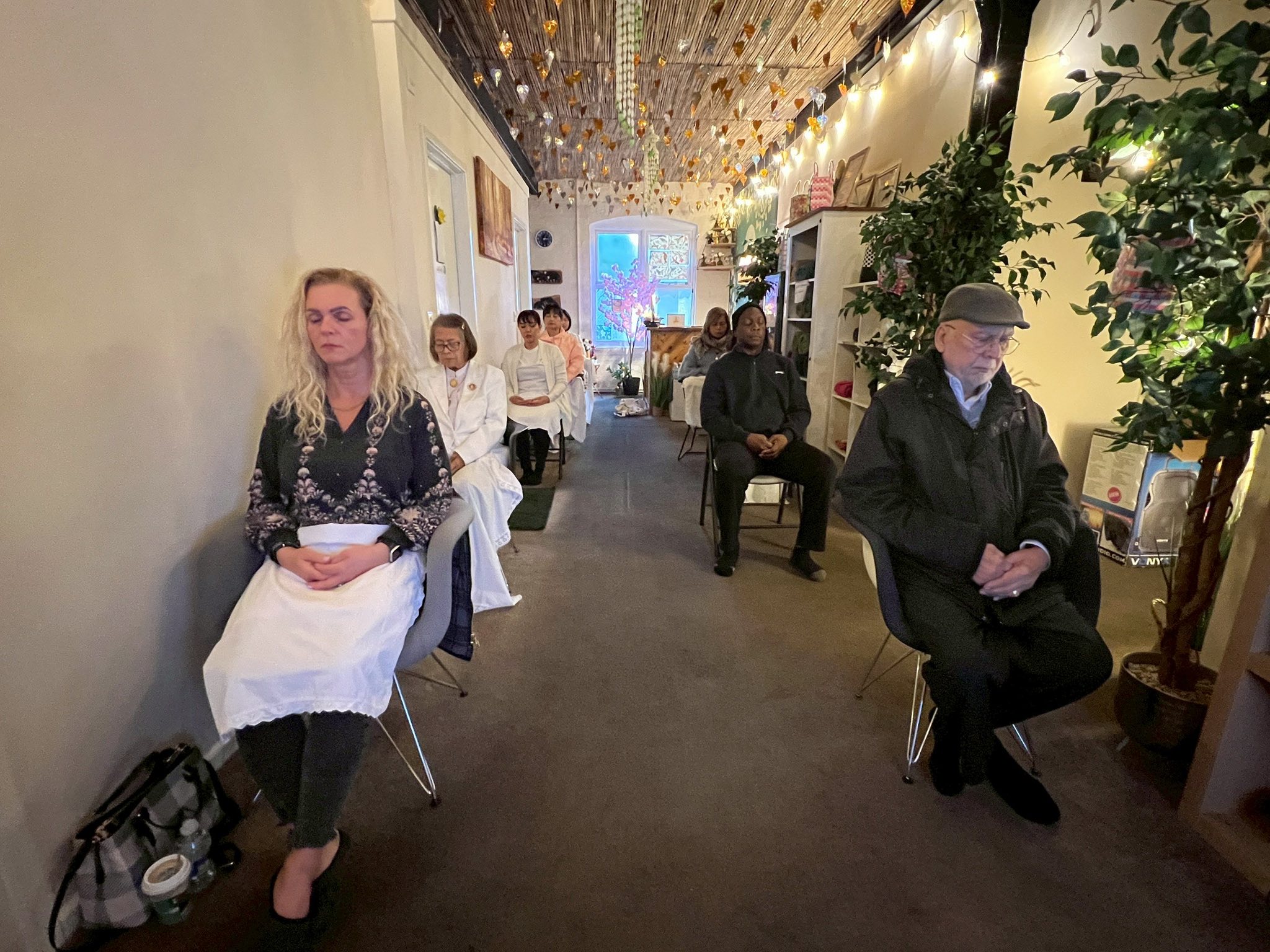 วัดพระธรรมกายลอนดอน จัดปฏิบัติธรรม ณ ร้าน Nina Massage