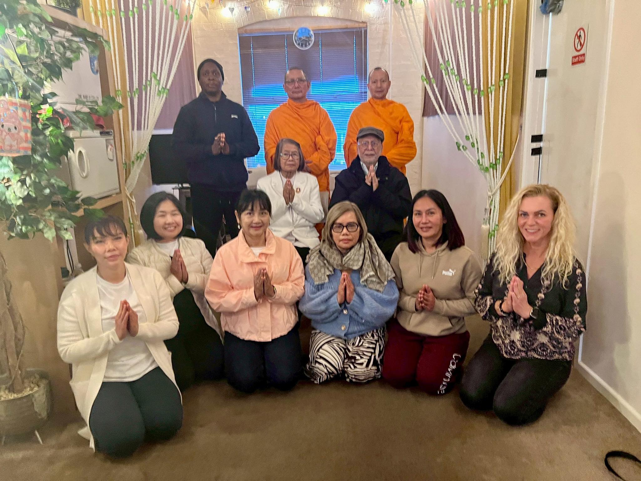 วัดพระธรรมกายลอนดอน จัดปฏิบัติธรรม ณ ร้าน Nina Massage