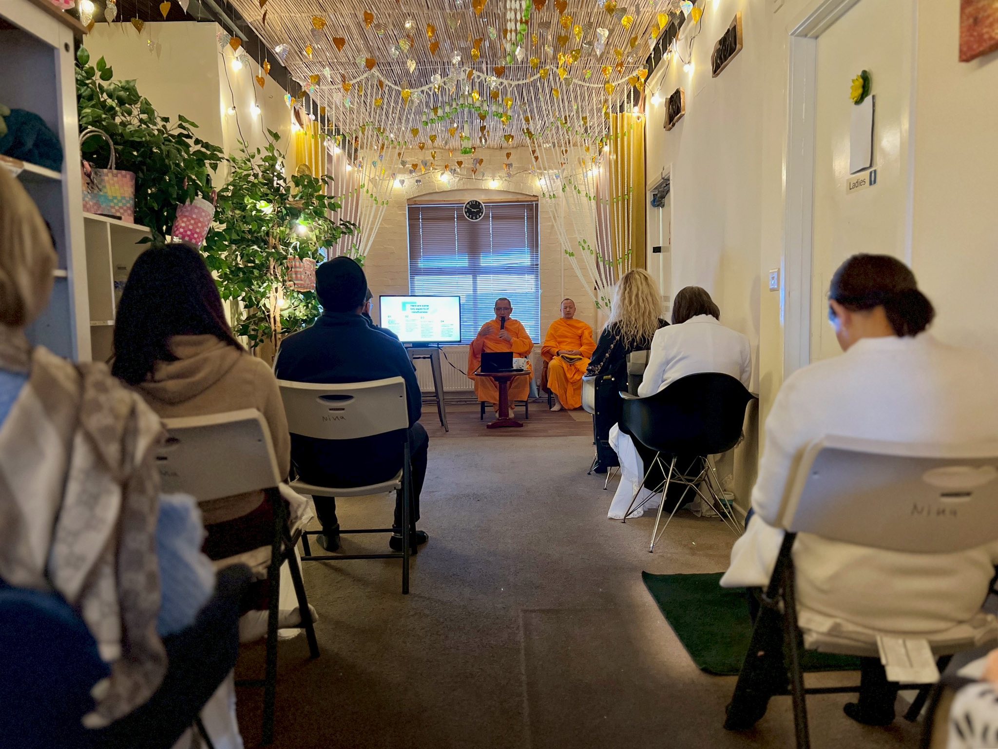 วัดพระธรรมกายลอนดอน จัดปฏิบัติธรรม ณ ร้าน Nina Massage