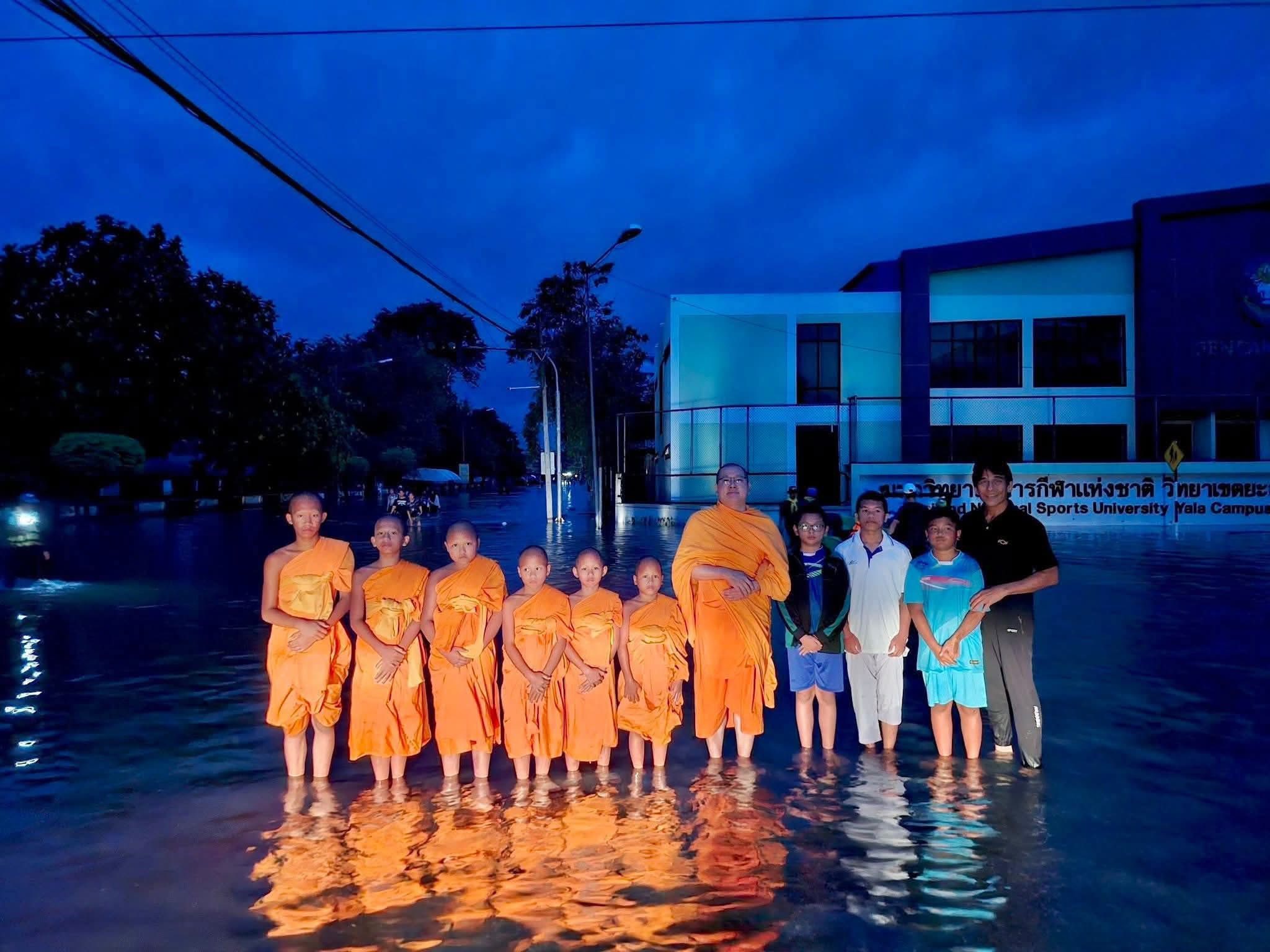 วัดพระธรรมกายรวมน้ำใจรับบริจาคสิ่งของช่วยผู้ประสบภัยน้ำท่วมภาคใต้ พร้อมเร่งแพ็คถุงยังชีพ 3,000 ชุด