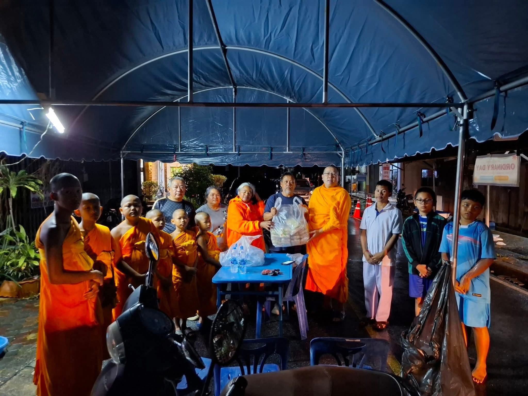 วัดพระธรรมกายรวมน้ำใจรับบริจาคสิ่งของช่วยผู้ประสบภัยน้ำท่วมภาคใต้ พร้อมเร่งแพ็คถุงยังชีพ 3,000 ชุด