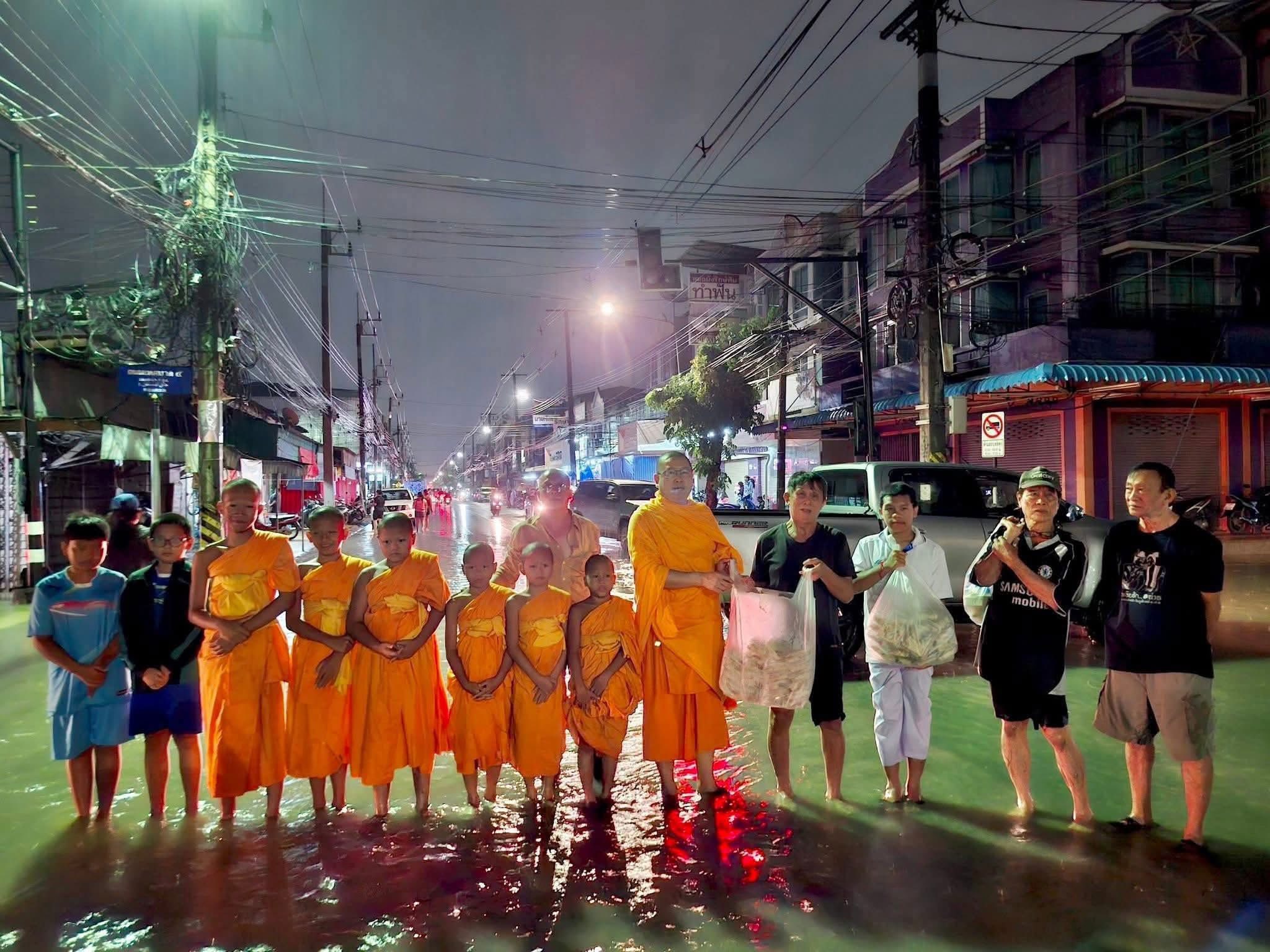 วัดพระธรรมกายรวมน้ำใจรับบริจาคสิ่งของช่วยผู้ประสบภัยน้ำท่วมภาคใต้ พร้อมเร่งแพ็คถุงยังชีพ 3,000 ชุด