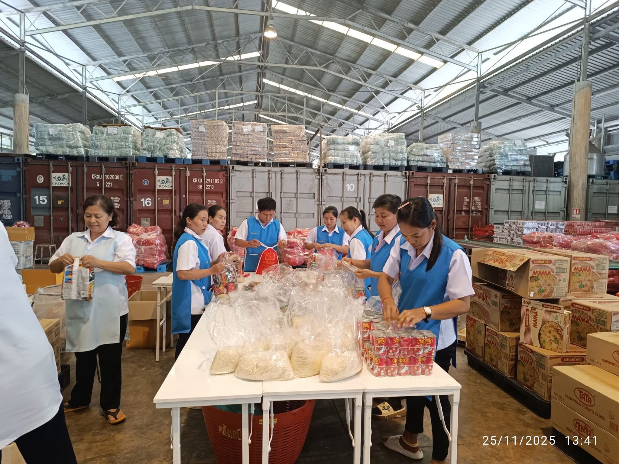 วัดพระธรรมกายรวมน้ำใจรับบริจาคสิ่งของช่วยผู้ประสบภัยน้ำท่วมภาคใต้ พร้อมเร่งแพ็คถุงยังชีพ 3,000 ชุด