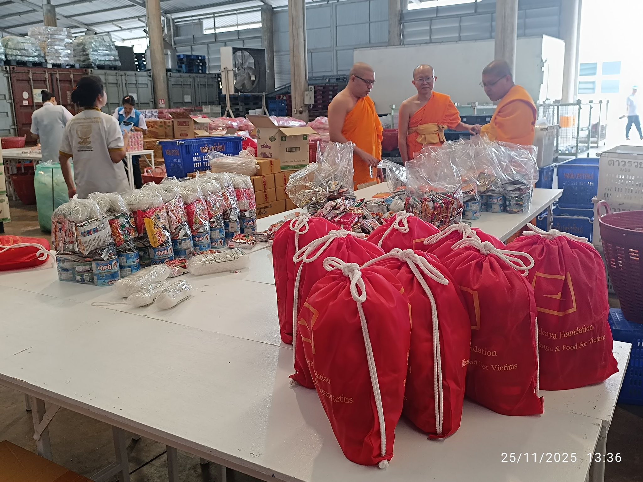 วัดพระธรรมกายรวมน้ำใจรับบริจาคสิ่งของช่วยผู้ประสบภัยน้ำท่วมภาคใต้ พร้อมเร่งแพ็คถุงยังชีพ 3,000 ชุด